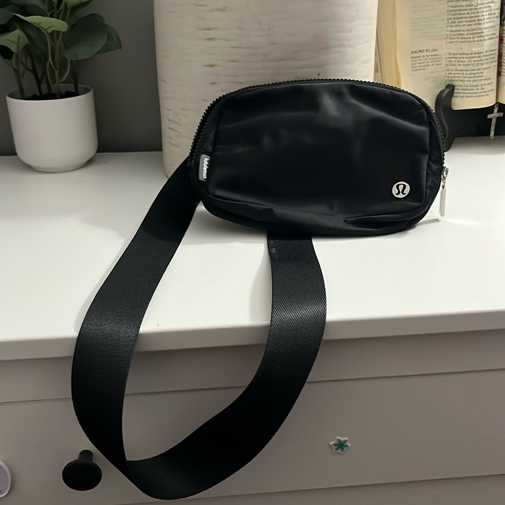 Lululemon Everywhere Belt bag 1L